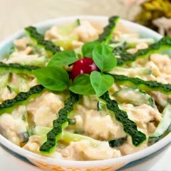 Салат с отварной курицей, свежими огурцами и орехами