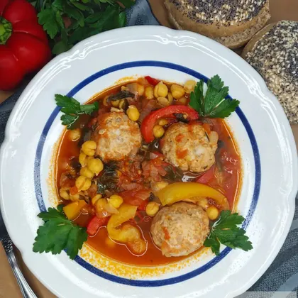 Тефтели с нутом и болгарским перцем в томатном соусе