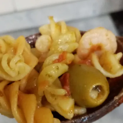 Паста с креветками и оливками в томатном-базиликовом соусе