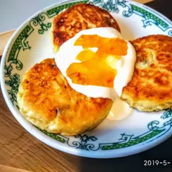 Сырники с бананом и вяленой клюквой