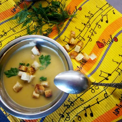 Гороховый суп-пюре с сушеными грибами, фрикадельками и гренками