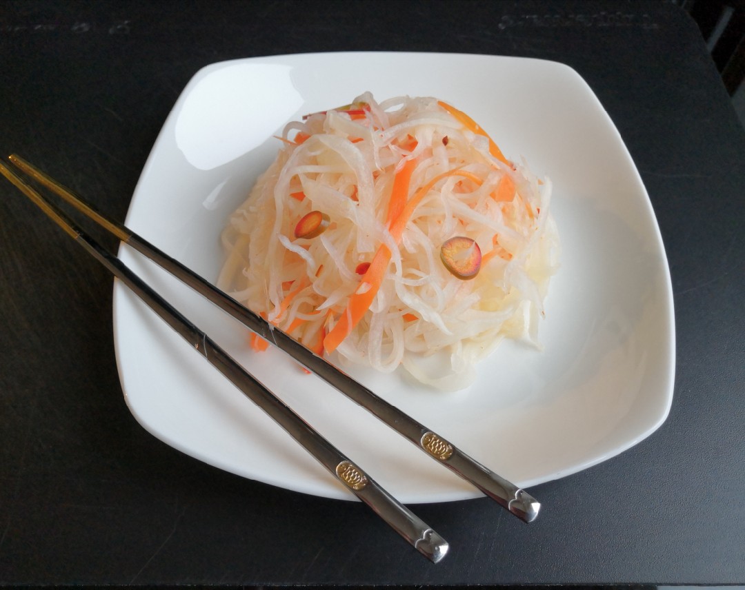 Пикантный салат из редьки