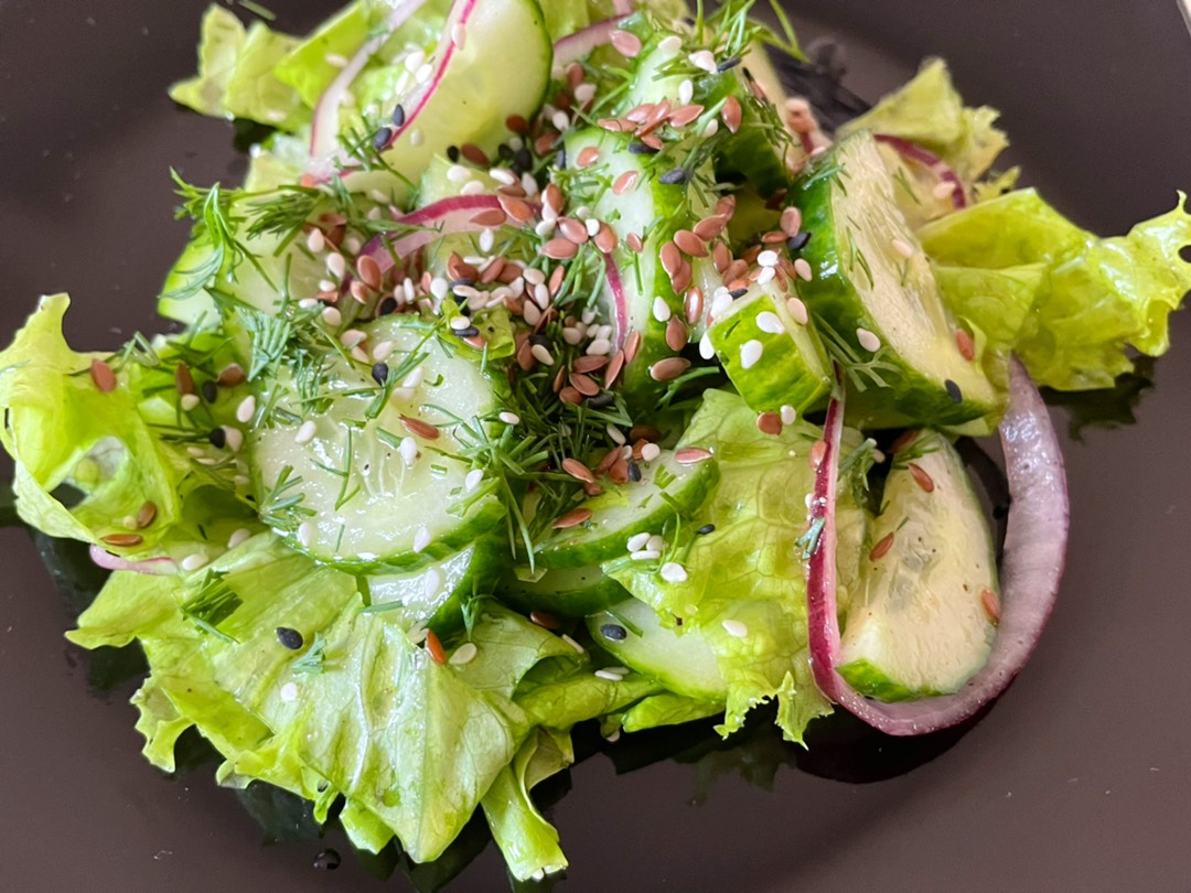 Салат с огурцами и зеленью