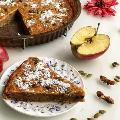 Пряный тыквенный пирог с яблоками, грецкими орехами и изюмом