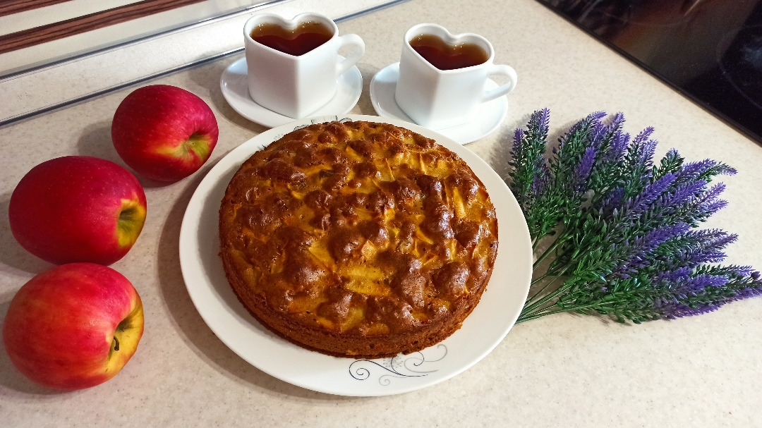 Шарлотка с яблоками и изюмом