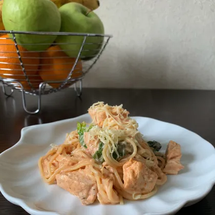 Спагетти с курицей и шпинатом в сливочно-сырном соусе