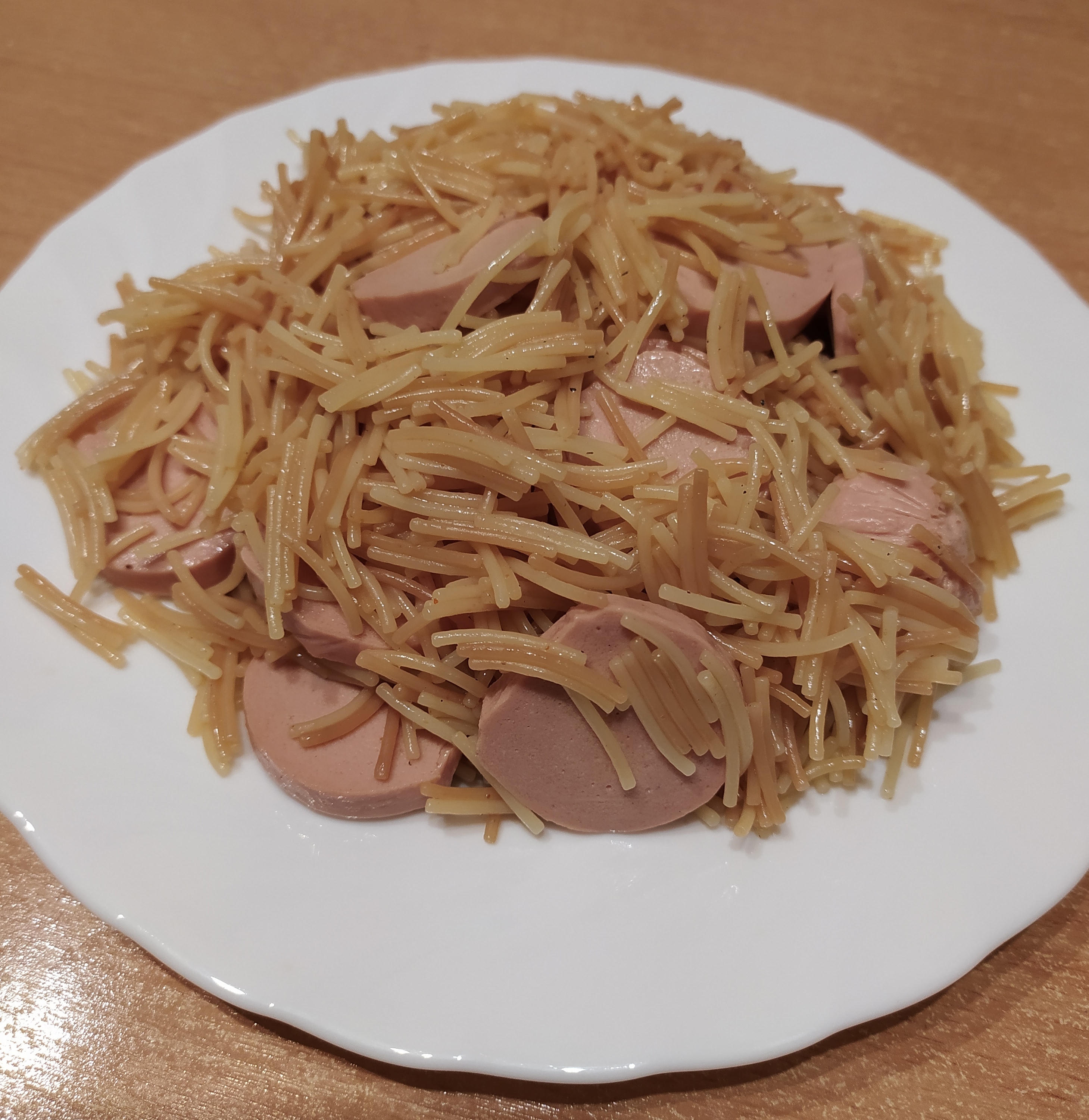 Жареная вермишель с сосисками/сардельками