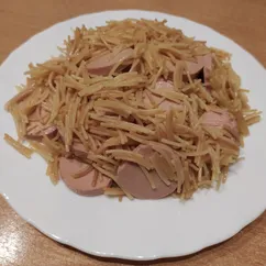 Жареная вермишель с сосисками/сардельками