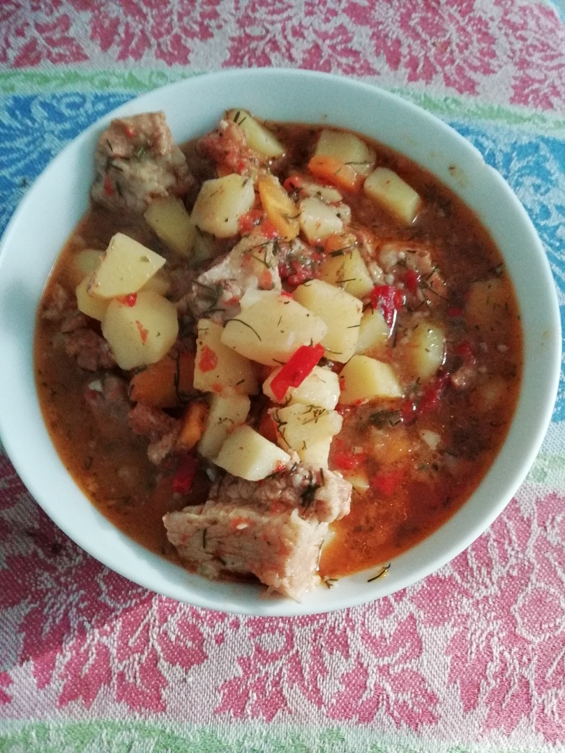 Свиная грудинка тушеная с овощами