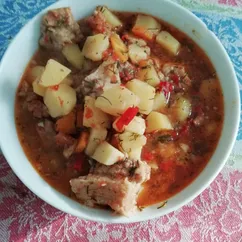 Свиная грудинка тушеная с овощами