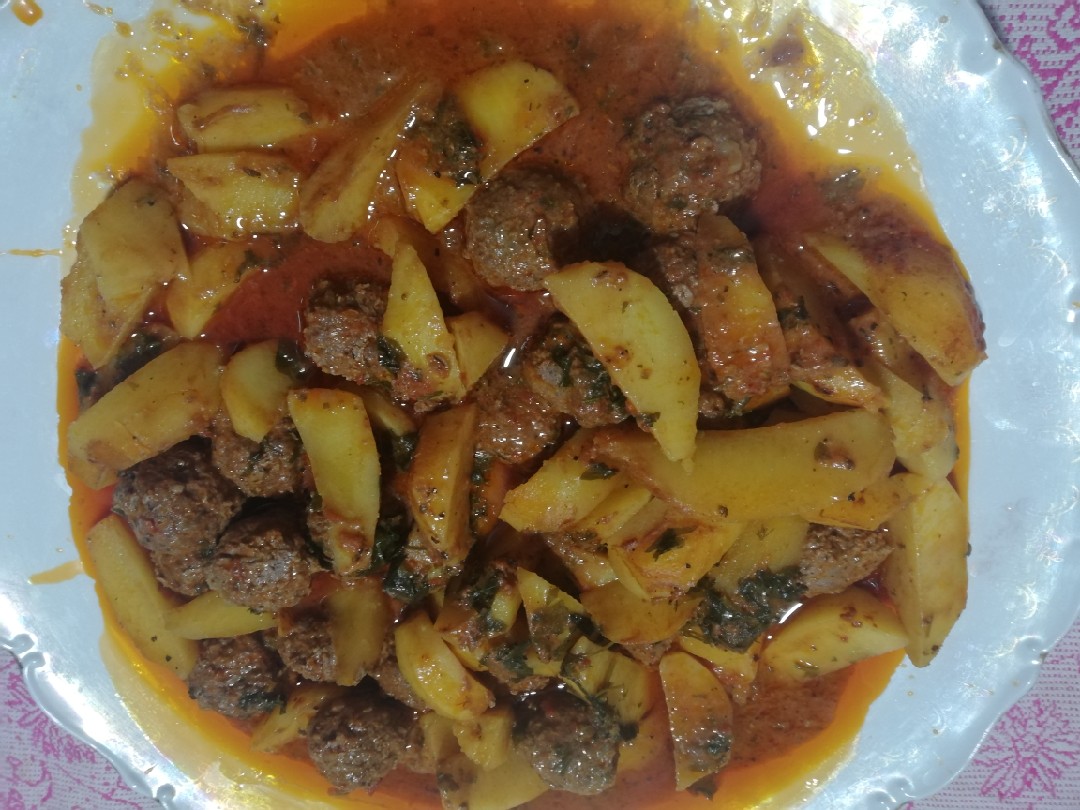 Мясные шарики и картошка в томатном соусе
