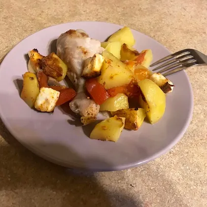 Курица запечённая с картофелем, томатом и адыгейским сыром