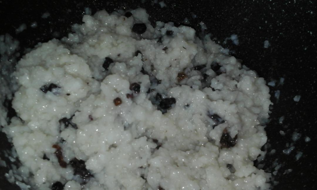 Каша из рисовых хлопьев с изюмом