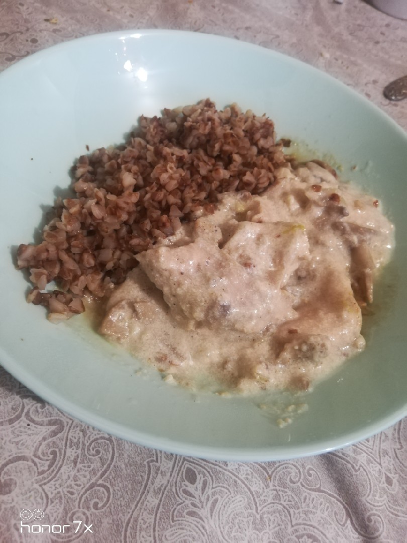 Куриная грудка в молочном грибном соусе