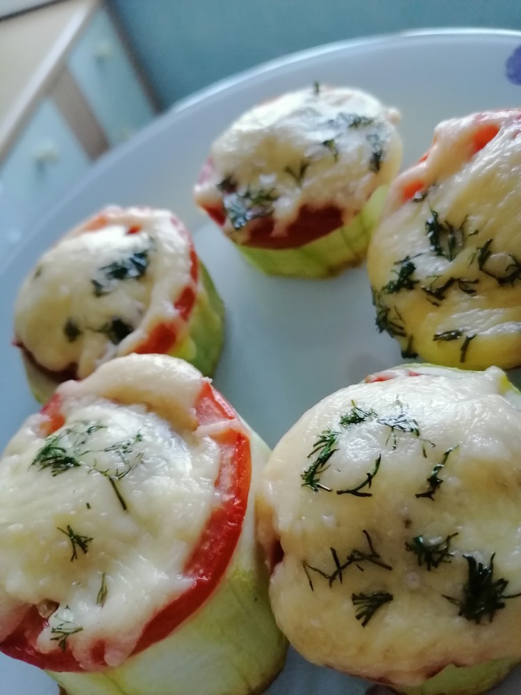 Кабачки с фаршем, помидором под сыром❤️
