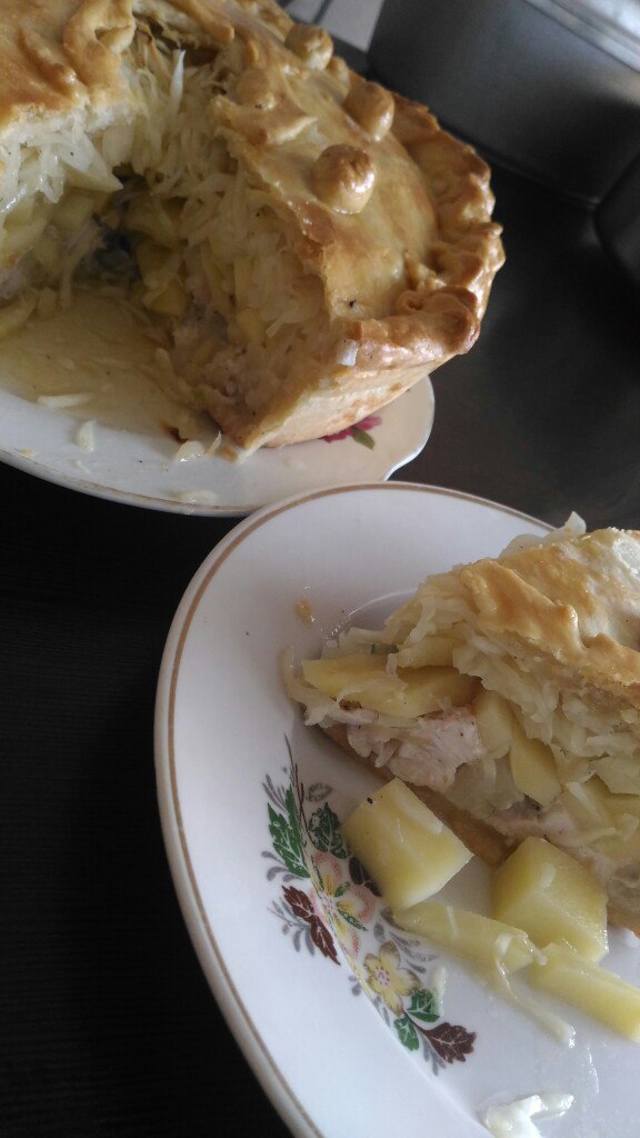 Как приготовить курник из блинов с курицей и грибами в духовке: классический рецепт - Лайфхакер