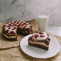 Шоколадный брауни с творогом и вишней