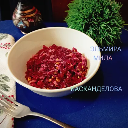 Свекольный салат с сыром и фисташками