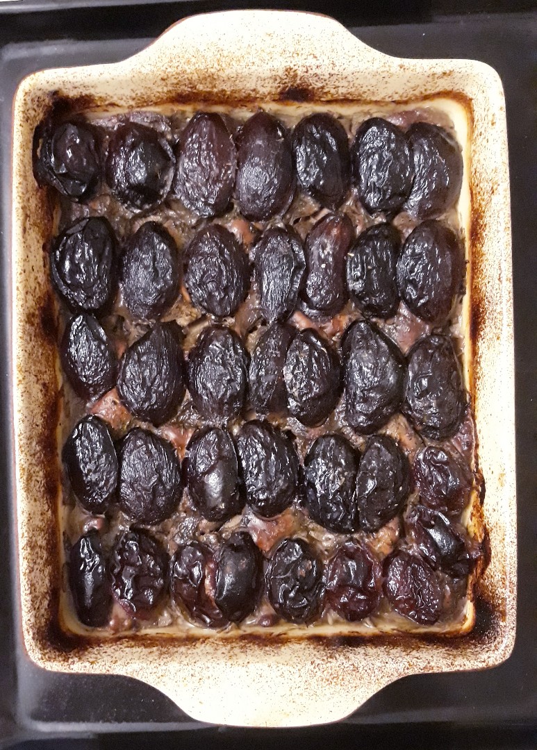 Печень куриная со сливами и луком в духовке