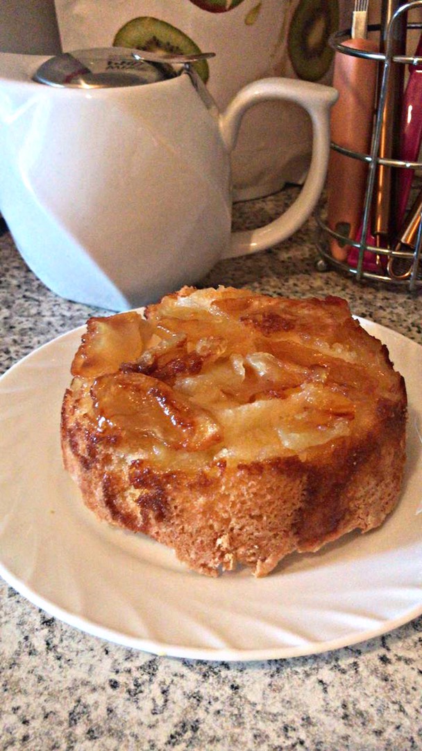 Шарлотка с карамелизированными яблоками