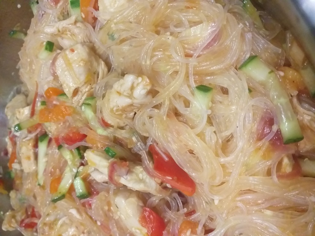 Рисовая лапша с курицей в кисло-сладком соусе