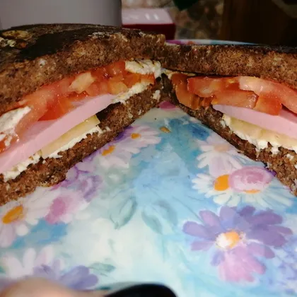 Горячий бутерброд с омлетом и колбасой