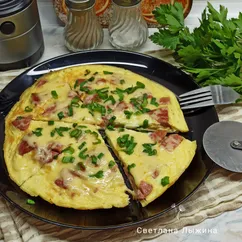 Тортилья с яйцом, колбасой и сыром на сковороде