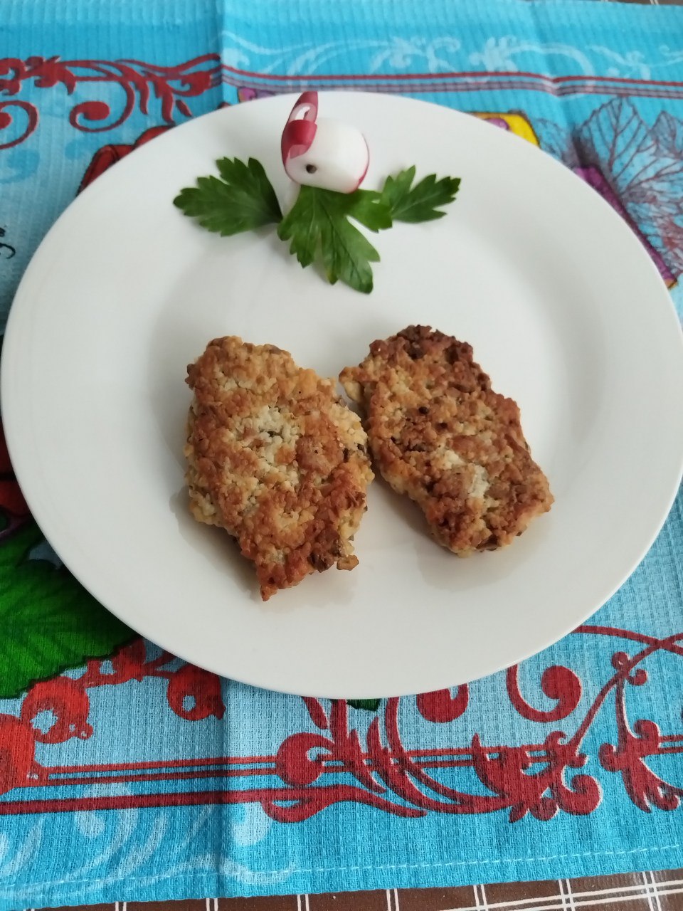 Рубленые куриные котлетки с кускусом и шампиньонами