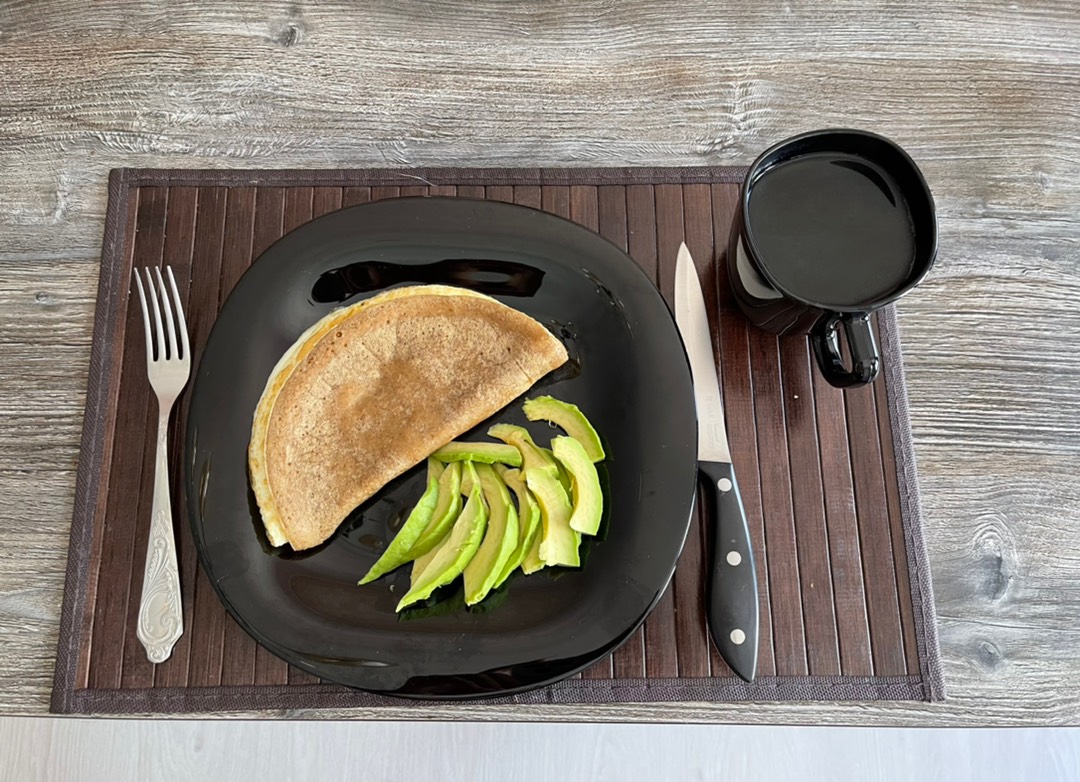 ПП Завтрак для сушки тела (блин из зелёной гречки, яичные белки и авокадо)