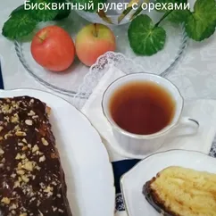 Бисквитный рулет с орехами