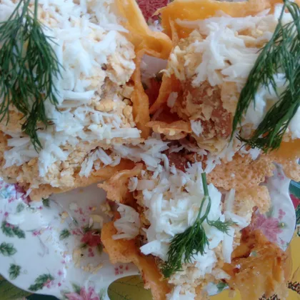 Нежный салатик с креветками в сырных корзиночках