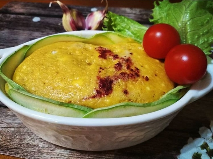 Быстрый творожный омлет, приготовленный в микроволновке