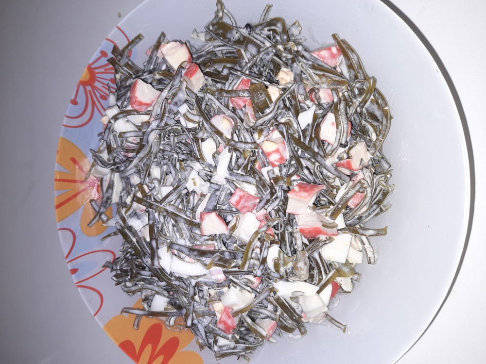 Салат из морской капусты с крабовыми палочками и яйцом