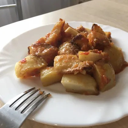 Картофель, обжаренный на сковороде с томатным соусом и сыром