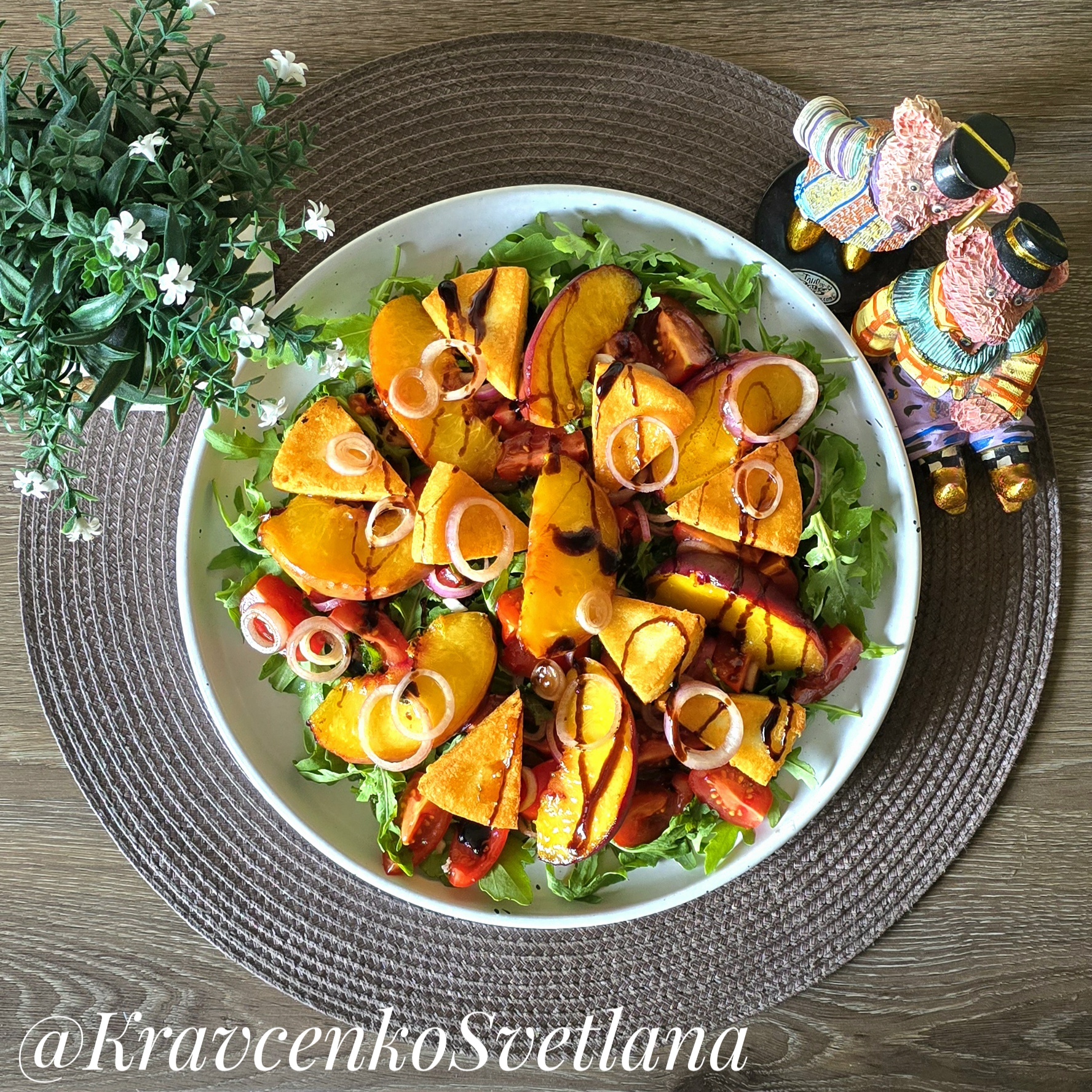 Салат с жареным сыром и персиками