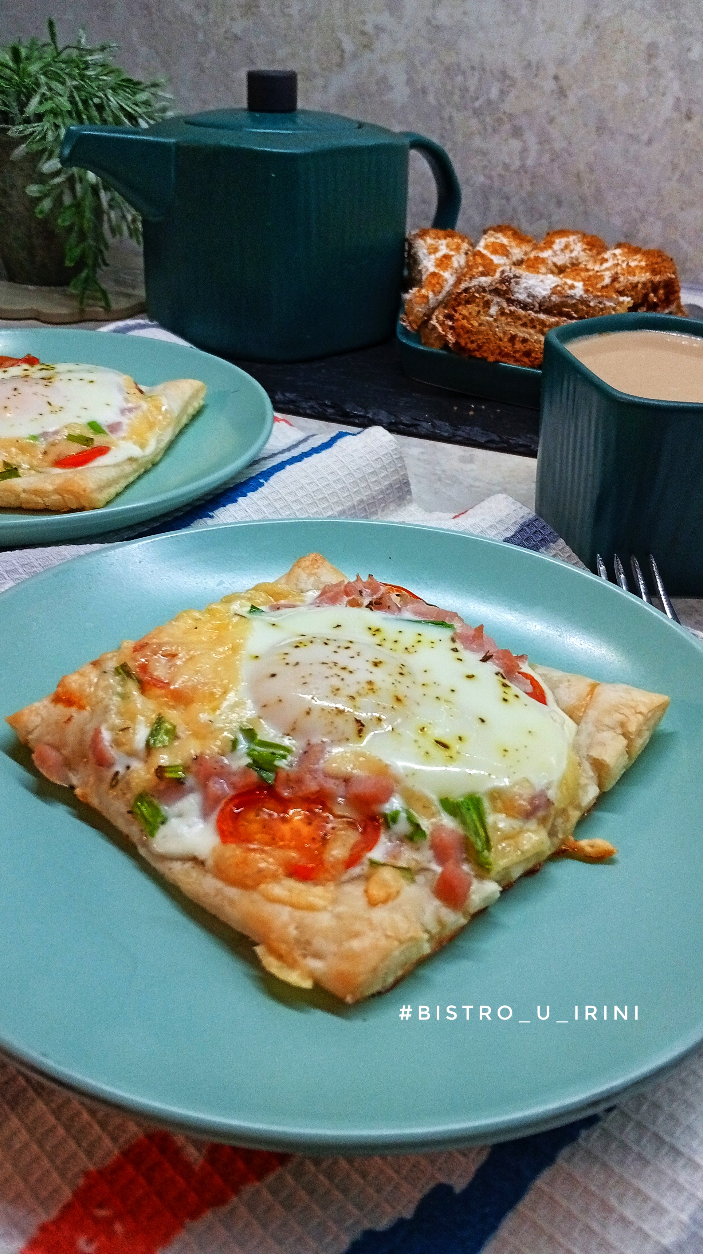 Яичница на слоеном тесте