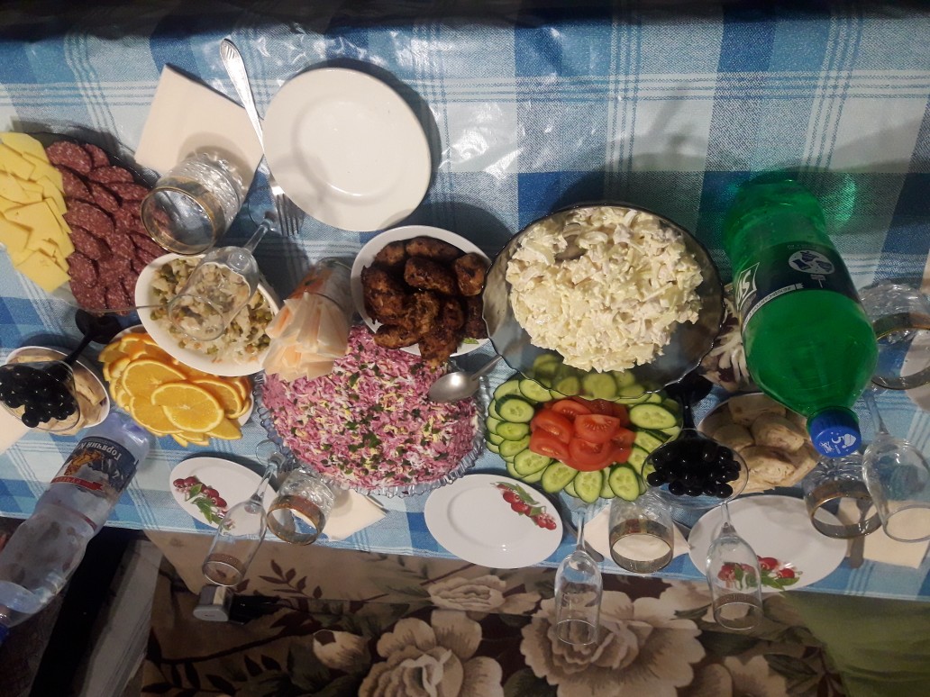 Салат курица в ананасах