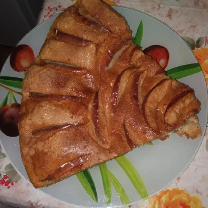 Ароматный пирог с яблоками и корицей
