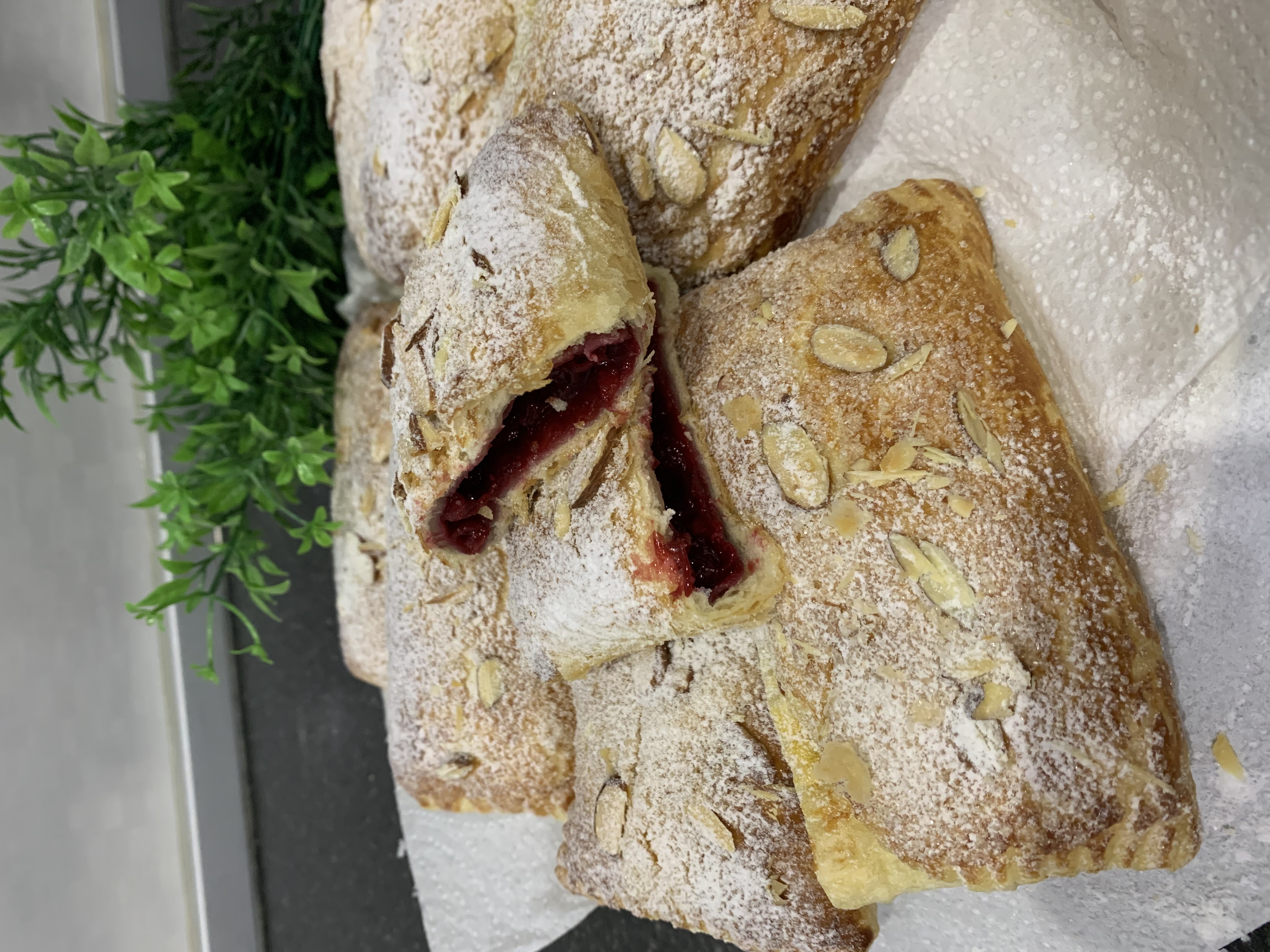 Пирожки с вишней и миндалем