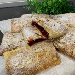 Пирожки с вишней и миндалем