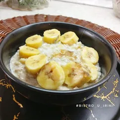 Овсяная каша с бананом и мёдом