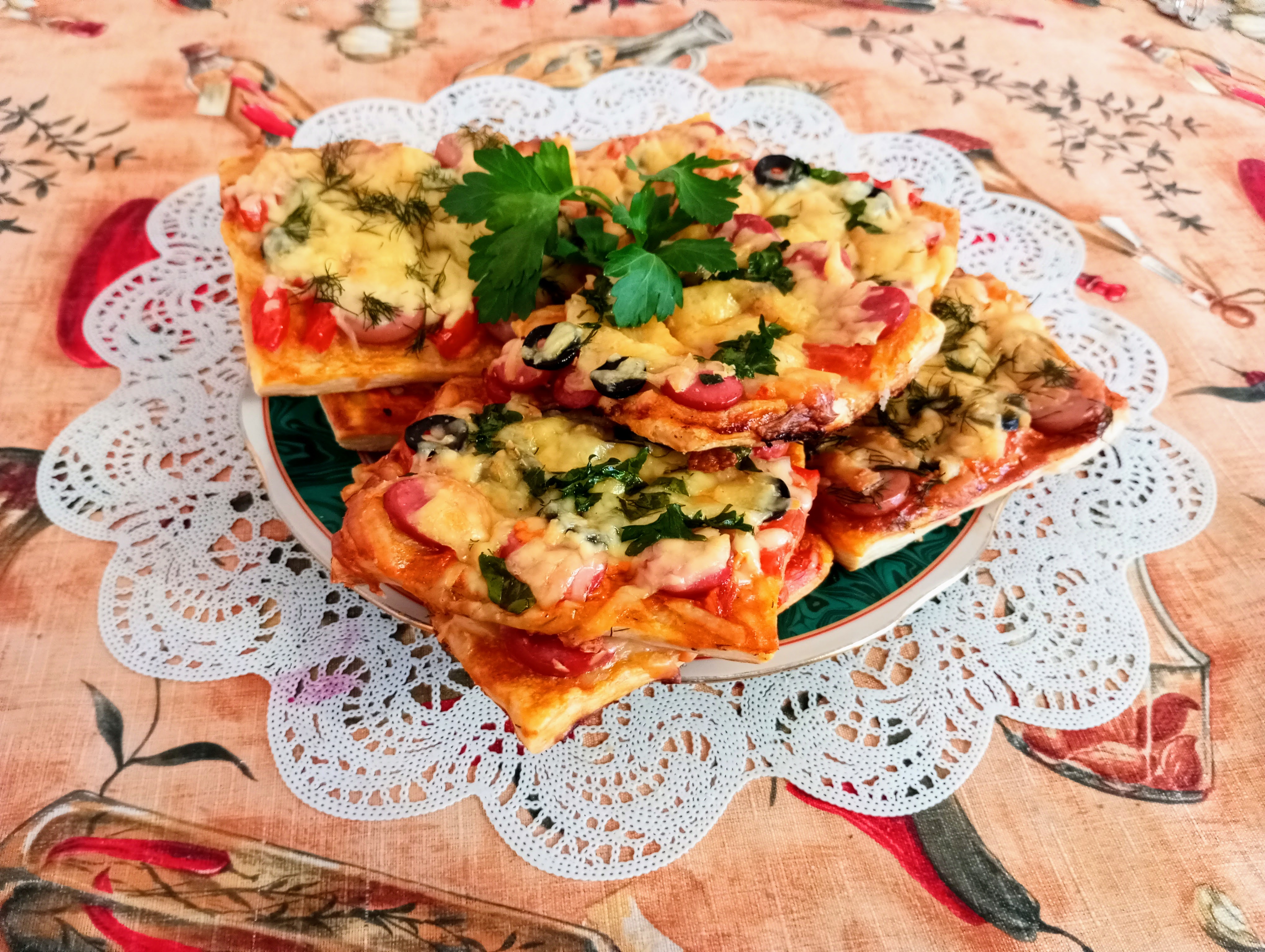 Мини- пиццы на слоеном тесте в духовке 