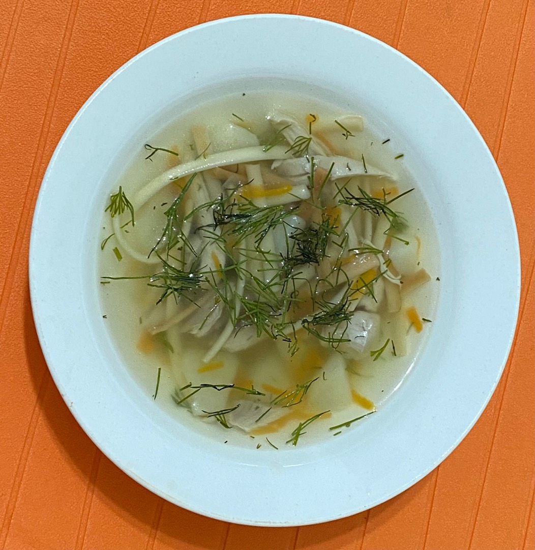 Легкий суп на мясном бульоне с лапшой и свежей зеленью – пошаговый рецепт приготовления с фото