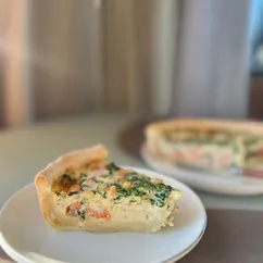 Киш с лососем, шпинатом и кедровым орехом