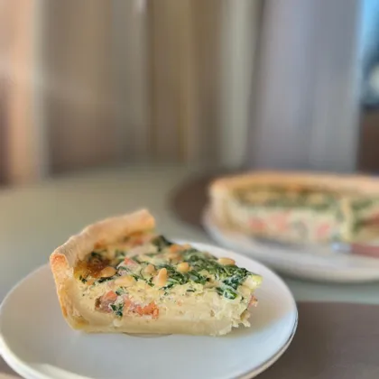 Киш с лососем, шпинатом и кедровым орехом