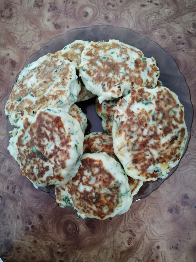 Сырные оладьи с зеленью