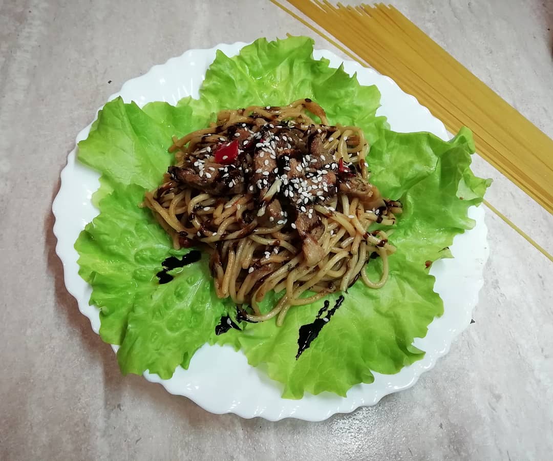 Спагетти со свининой и овощами в соевом соусе 🍝