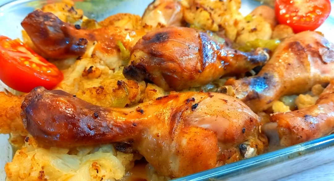 Запеченные куриные ножки с цветной капустой и болгарским перцем
