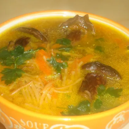 Суп с сухими грибами и жареной вермишелью