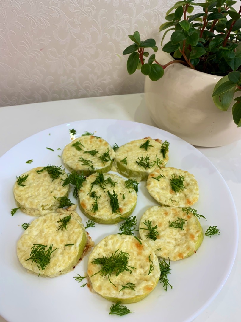 Закусочный торт из кабачков с сыром и чесноком